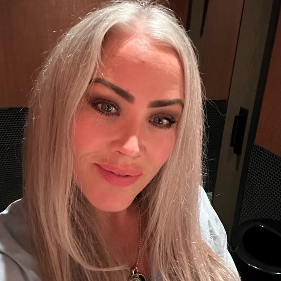 Meet your Posher, Emily - Picture 1 of 1